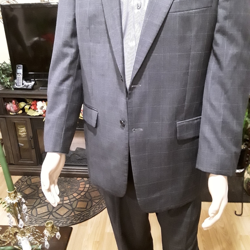 Jos A Banks two  piece gray 100%  wool suit